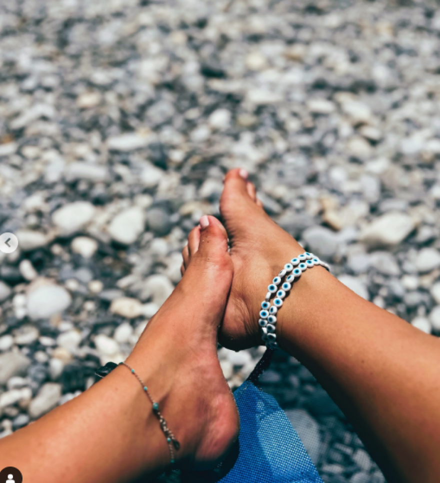 Δανάη Μπάρκα: Αναπολεί τις διακοπές που έκανε στη Μάνη με φωτογραφίες της στη θάλασσα