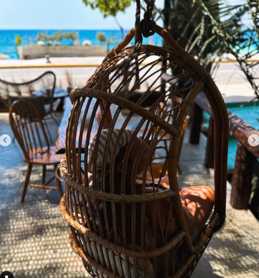 Δανάη Μπάρκα: Αναπολεί τις διακοπές που έκανε στη Μάνη με φωτογραφίες της στη θάλασσα