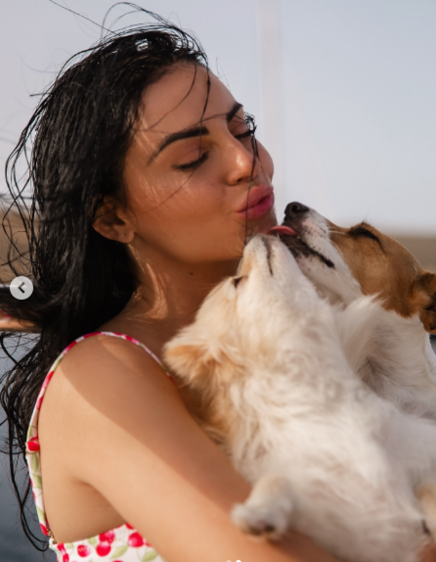 Δήμητρα Αλεξανδράκη: Φωτογραφίζεται σε σκάφος με ένα μαύρο ολόσωμο μαγιό