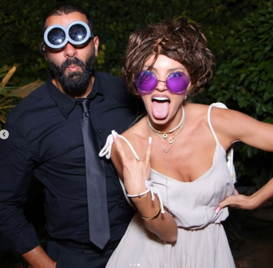 Τζούλια Νόβα: Φόρεσε περούκα και πόζαρε πλάι στον σύζυγό της, κάνοντας αστείες γκριμάτσες 