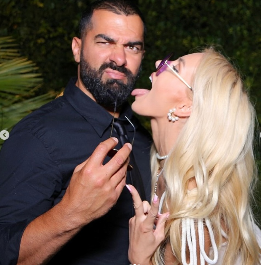 Τζούλια Νόβα: Φόρεσε περούκα και πόζαρε πλάι στον σύζυγό της, κάνοντας αστείες γκριμάτσες 