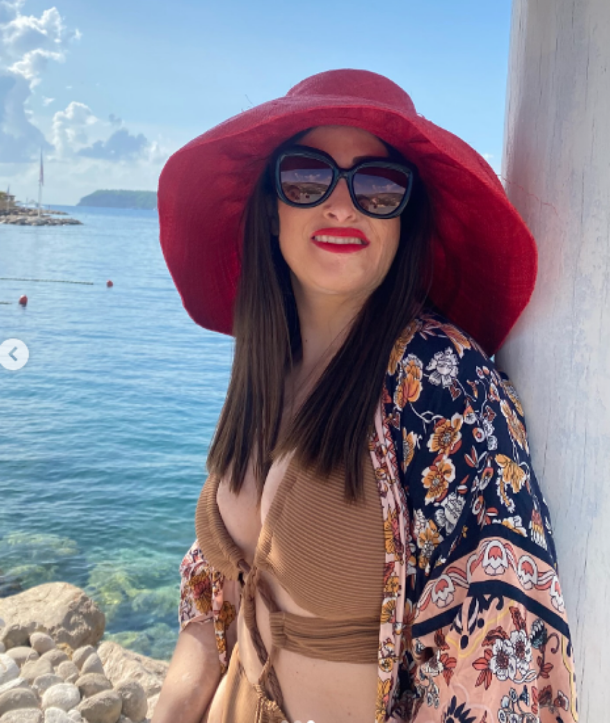 Ιωάννα Παλιοσπύρου: Φωτογραφήθηκε στη θάλασσα με ολόσωμο μαγιό και ένα μεγάλο καπέλο