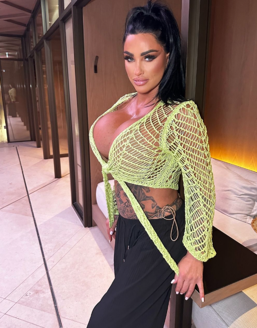 Κέιτι Πράις: Δείχνει το στήθος της μετά τη 17η αυξητική επέμβαση - Είναι γελοίο, σχολιάζει το Instagram