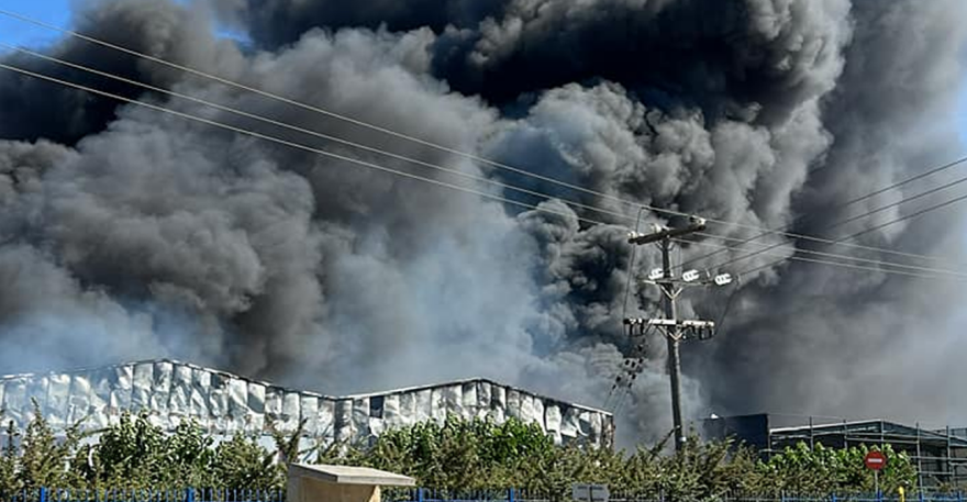 Μαίνεται η φωτιά σε εργοστάσιο με χημικά στη Ριτσώνα 