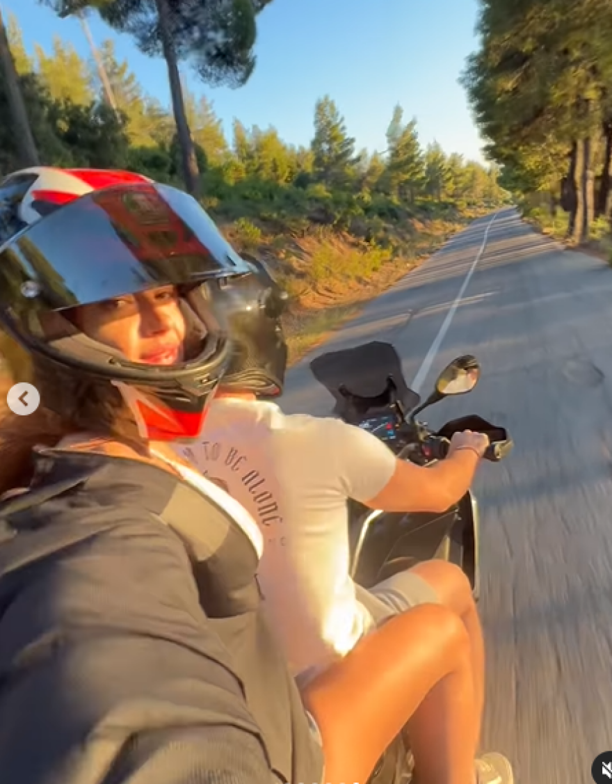 Τάνια Μπρεάζου - Γιώργος Αμούτζας: Αγκαλιά σε θάλασσα της Εύβοιας