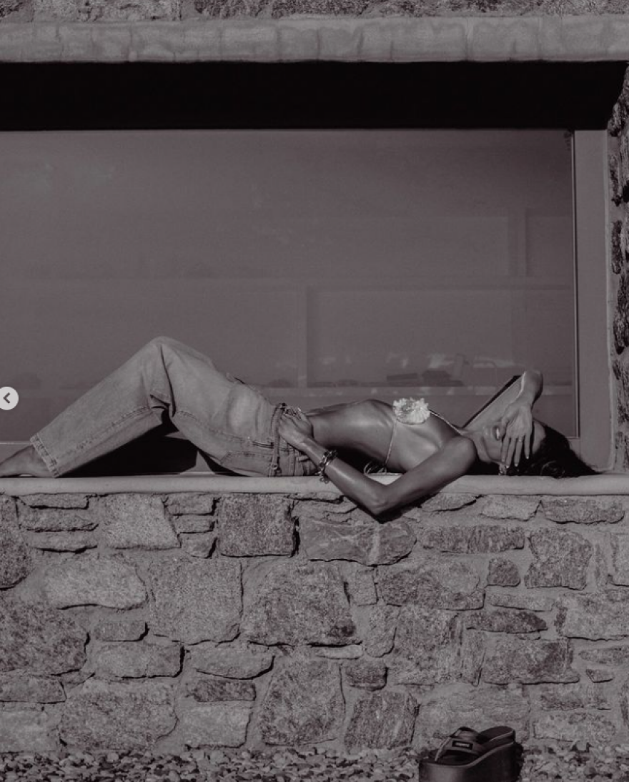 Ιζαμπέλ Γκουλάρτ: Με μαγιό από κοχύλια ποζάρει σε νέες φωτογραφίες από τη Μύκονο