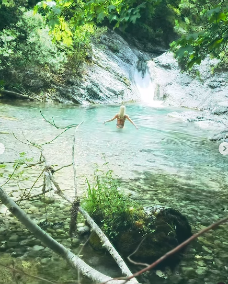 Όλγα Πηλιάκη: Φωτογραφίζεται με λεοπάρ μπικίνι μπροστά από καταρράκτες