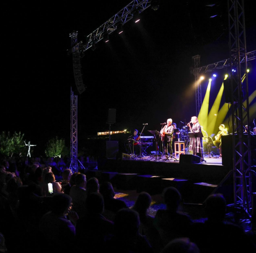 Βασίλισσα Σοφία: Πήγε στη συναυλία του Γιώργου Νταλάρα - Δείτε φωτογραφίες