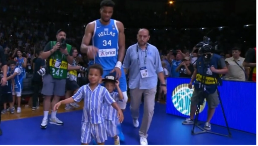 Ατελείωτο γαλανόλευκο πάρτι στο ΣΕΦ μετά την πρόκριση της Εθνικής - Δείτε βίντεο