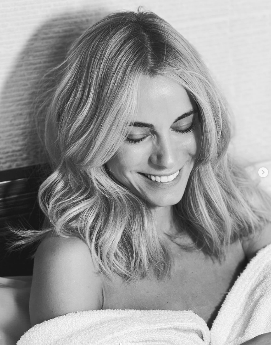 Δούκισσα Νομικού: Ποζάρει ξαπλωμένη στο κρεβάτι με το μπουρνούζι της - Οι φωτογραφίες που ανέβασε