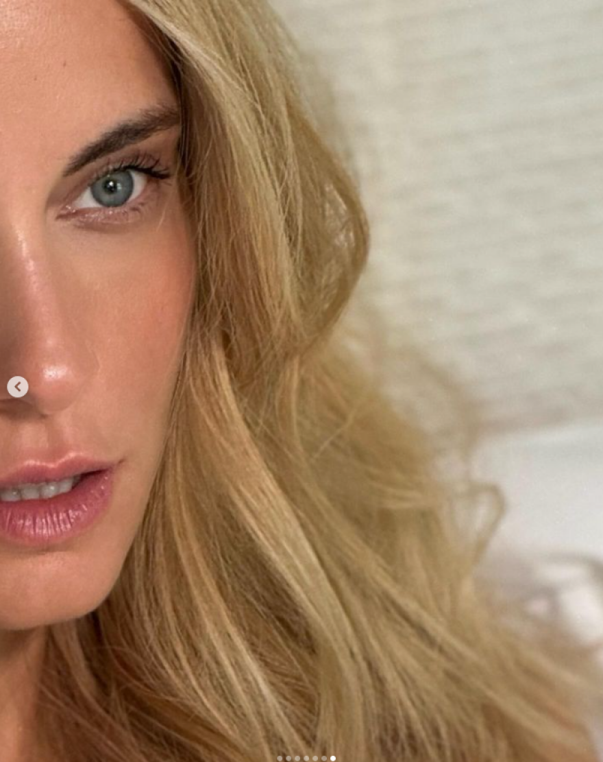 Δούκισσα Νομικού: Ποζάρει ξαπλωμένη στο κρεβάτι με το μπουρνούζι της - Οι φωτογραφίες που ανέβασε