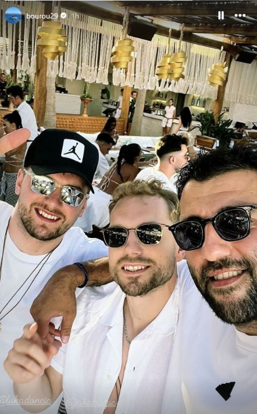 Λούκα Ντόντσιτς: Στη Μύκονο για διακοπές ο Σλοβένος - Συναντήθηκε με τον Μπουρούση - Φωτογραφία 