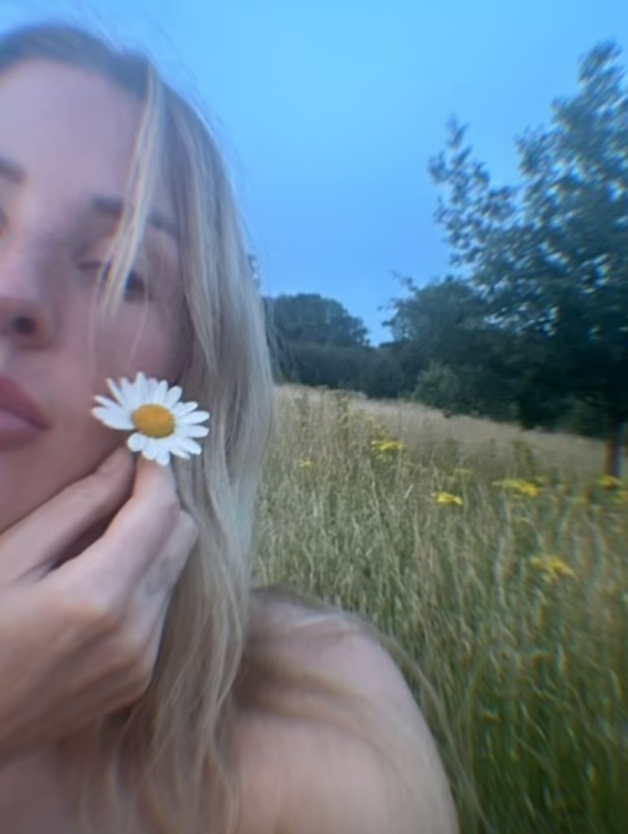 Έλι Γκούλντινγκ: Τόπλες στο νέο της βιντεοκλίπ για το τραγούδι «Free» - Δείτε τις πρώτες φωτογραφίες