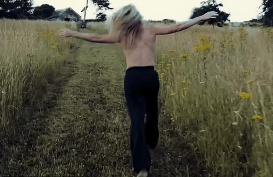 Έλι Γκούλντινγκ: Τόπλες στο νέο της βιντεοκλίπ για το τραγούδι «Free» - Δείτε τις πρώτες φωτογραφίες