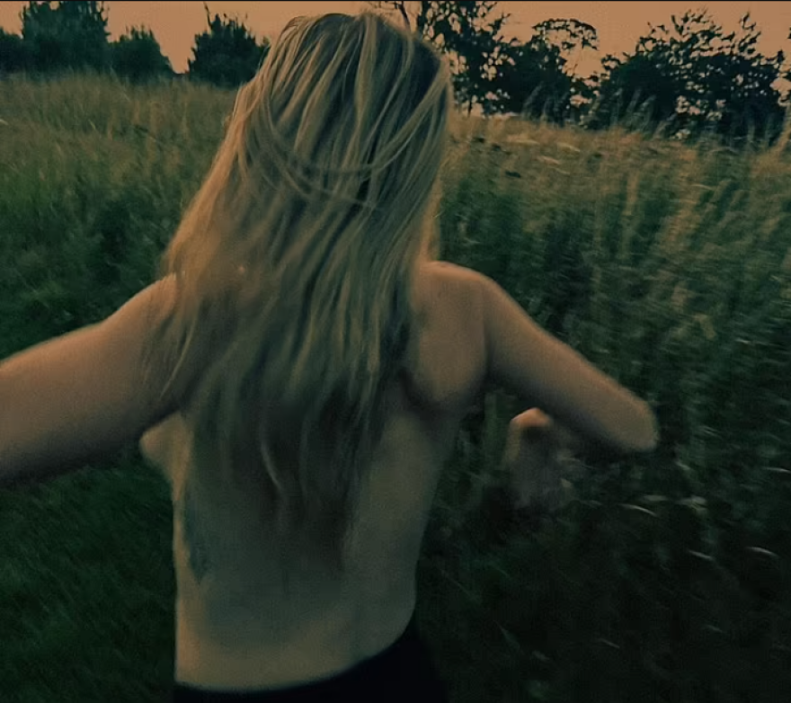 Έλι Γκούλντινγκ: Τόπλες στο νέο της βιντεοκλίπ για το τραγούδι «Free» - Δείτε τις πρώτες φωτογραφίες