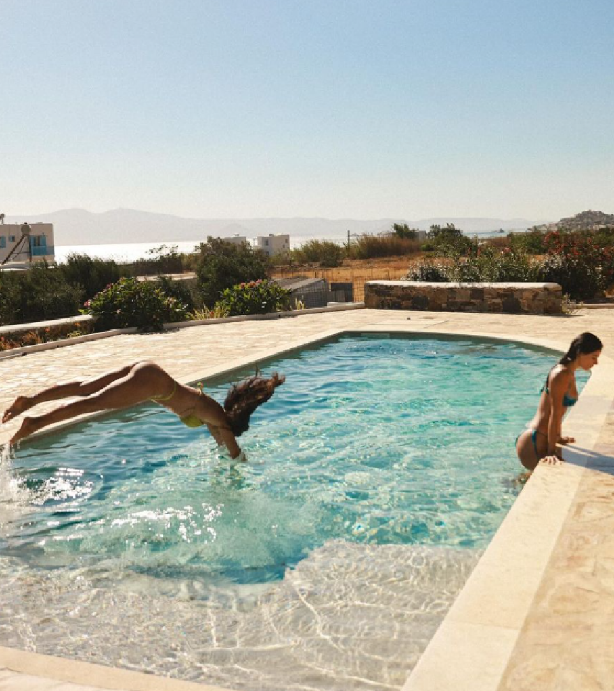 Χριστίνα Μπόμπα: Είστε σαν δίδυμες, σχολιάζουν στις φωτογραφίες που ανάρτησε με την αδερφή της