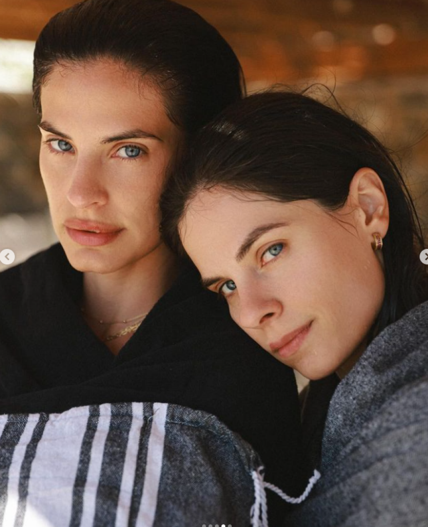 Χριστίνα Μπόμπα: Είστε σαν δίδυμες, σχολιάζουν στις φωτογραφίες που ανάρτησε με την αδερφή της