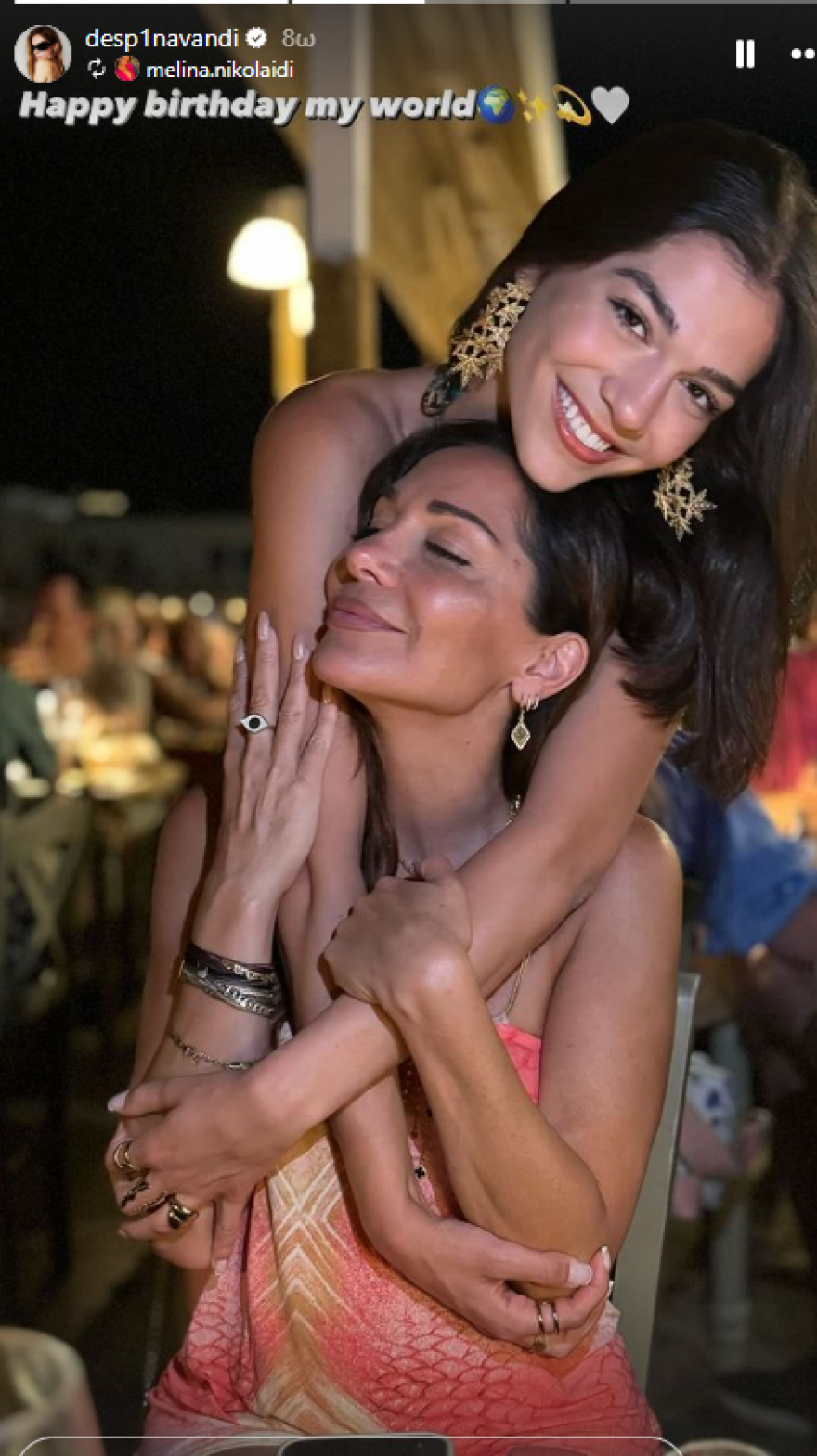 Δέσποινα Βανδή: Χαμογελαστή στην αγκαλιά της κόρης της μετά το ξέσπασμα του τουρκικού Τύπου εναντίον της