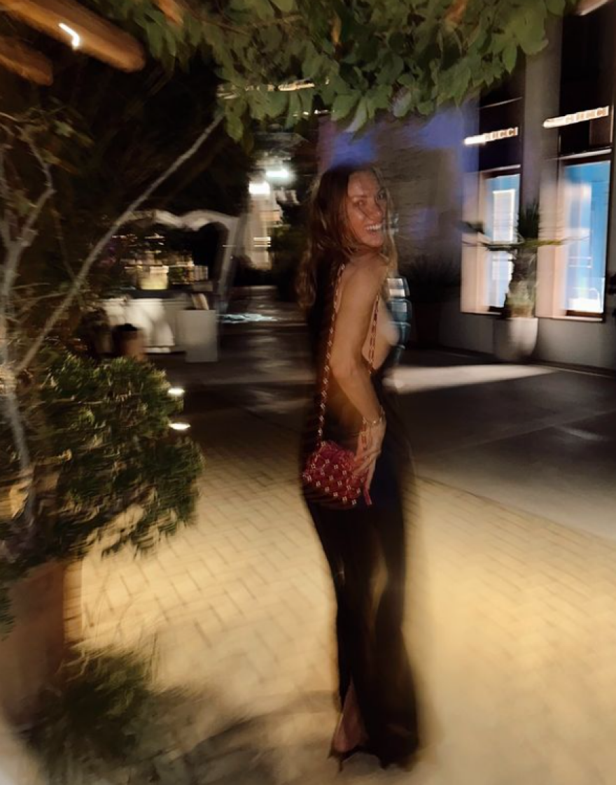 Βίκυ Καγιά: Με αποκαλυπτικό φόρεμα σε βραδινή της έξοδο - Οι φωτογραφίες που δημοσίευσε