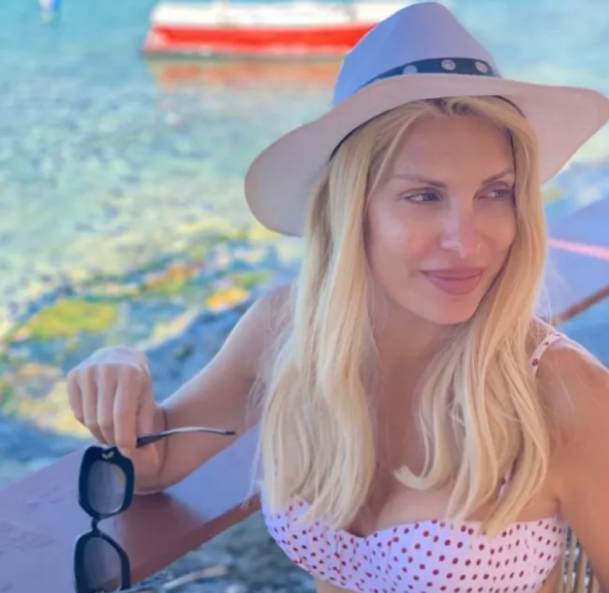 Ελένη Μενεγάκη: Ξανά άβαφη μπροστά στην κάμερα - Η φωτογραφία από τις διακοπές της