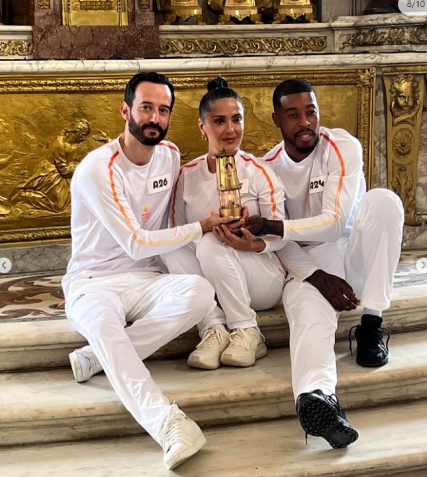 Σάλμα Χάγιεκ: Συμμετείχε στην Ολυμπιακή Λαμπαδηδρομία στη Γαλλία - Δείτε βίντεο και φωτογραφίες