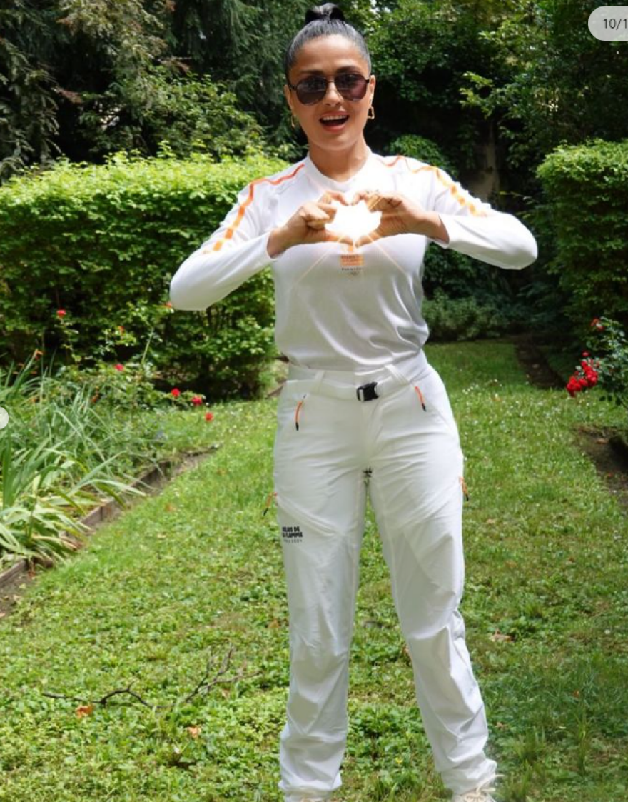 Σάλμα Χάγιεκ: Συμμετείχε στην Ολυμπιακή Λαμπαδηδρομία στη Γαλλία - Δείτε βίντεο και φωτογραφίες