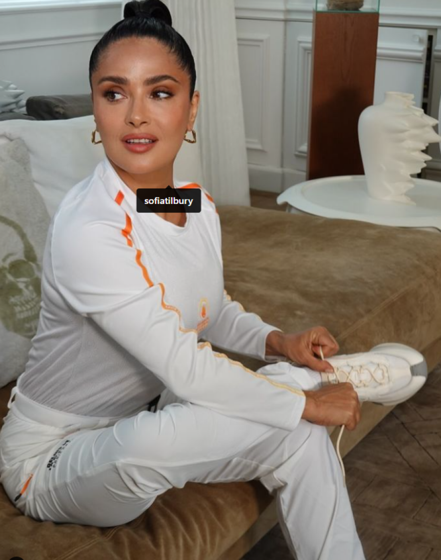 Σάλμα Χάγιεκ: Συμμετείχε στην Ολυμπιακή Λαμπαδηδρομία στη Γαλλία - Δείτε βίντεο και φωτογραφίες