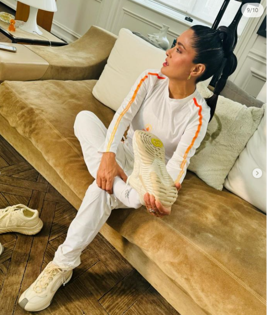 Σάλμα Χάγιεκ: Συμμετείχε στην Ολυμπιακή Λαμπαδηδρομία στη Γαλλία - Δείτε βίντεο και φωτογραφίες