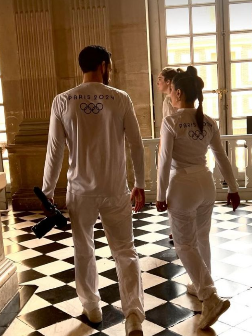 Σάλμα Χάγιεκ: Συμμετείχε στην Ολυμπιακή Λαμπαδηδρομία στη Γαλλία - Δείτε βίντεο και φωτογραφίες