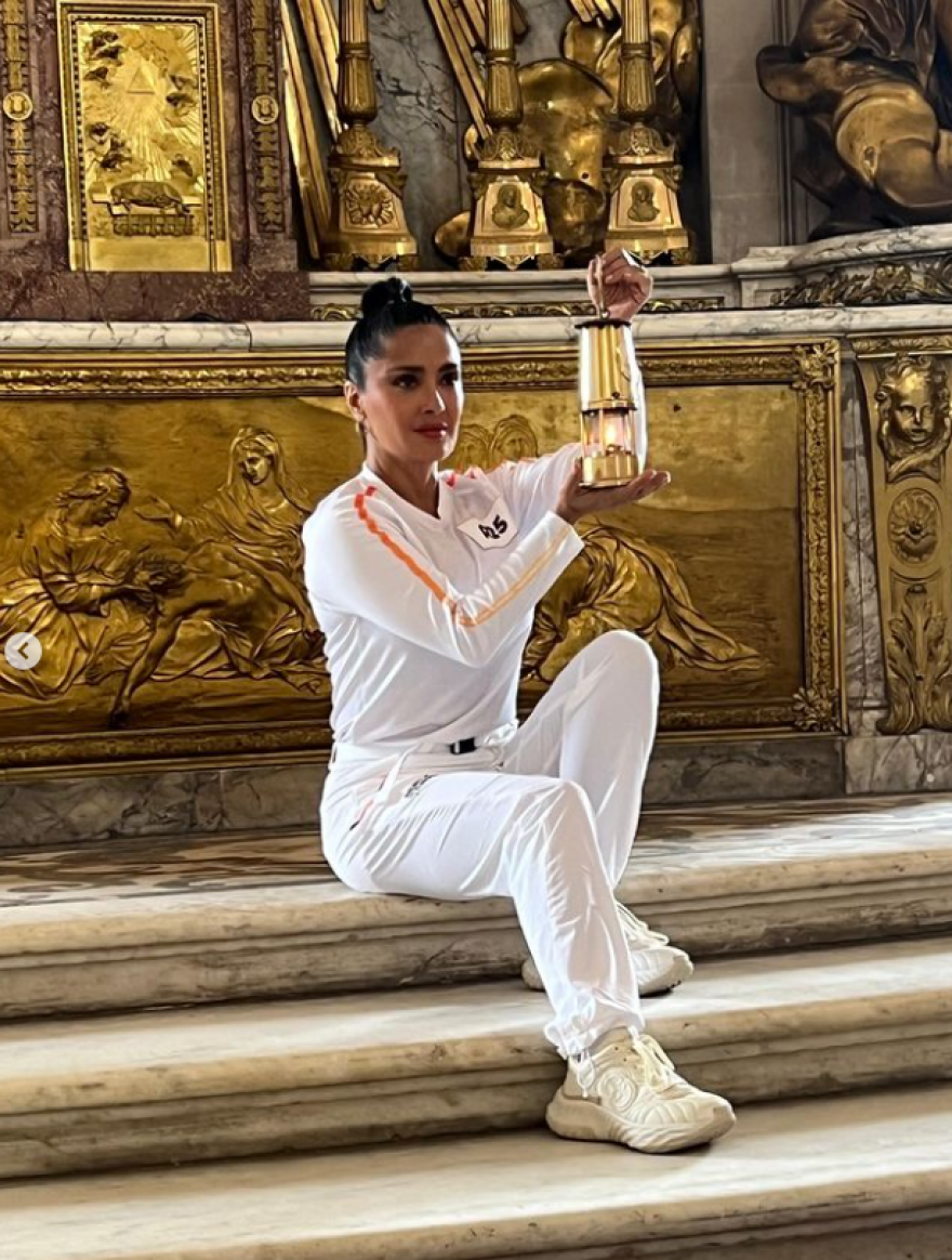 Σάλμα Χάγιεκ: Συμμετείχε στην Ολυμπιακή Λαμπαδηδρομία στη Γαλλία - Δείτε βίντεο και φωτογραφίες