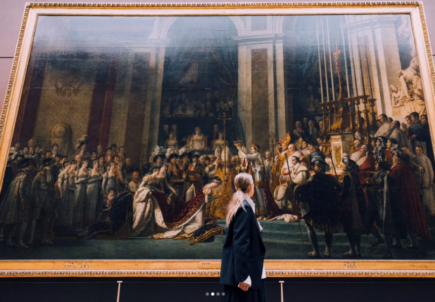 Σελίν Ντιόν: Είμαι ευτυχισμένη που επέστρεψα, γράφει μπροστά από τη Νίκη της Σαμοθράκης στο Λούβρο