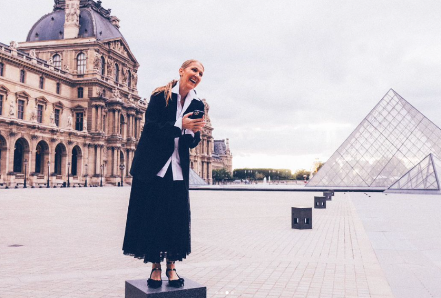 Σελίν Ντιόν: Είμαι ευτυχισμένη που επέστρεψα, γράφει μπροστά από τη Νίκη της Σαμοθράκης στο Λούβρο