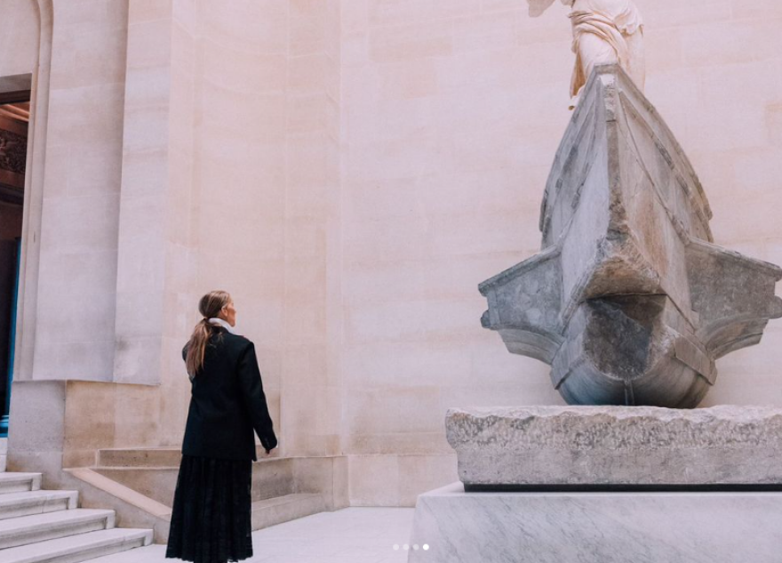 Σελίν Ντιόν: Είμαι ευτυχισμένη που επέστρεψα, γράφει μπροστά από τη Νίκη της Σαμοθράκης στο Λούβρο
