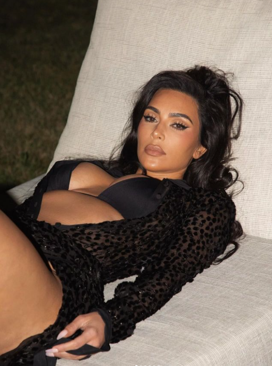 Κιμ Καρντάσιαν: Αυτοαποκαλείται σεξοβόμβα και ποζάρει με ανάλογη διάθεση