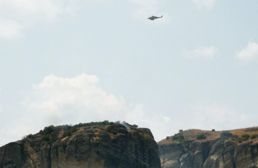 Φωτιά τώρα στα Μετέωρα -  Στην περιοχή πνέουν ισχυροί άνεμοι 