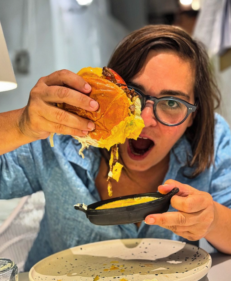 Ντέμη Γεωργίου: Η σύντροφός της δείχνει την άδεια καρέκλα στο μπαλκόνι τους  