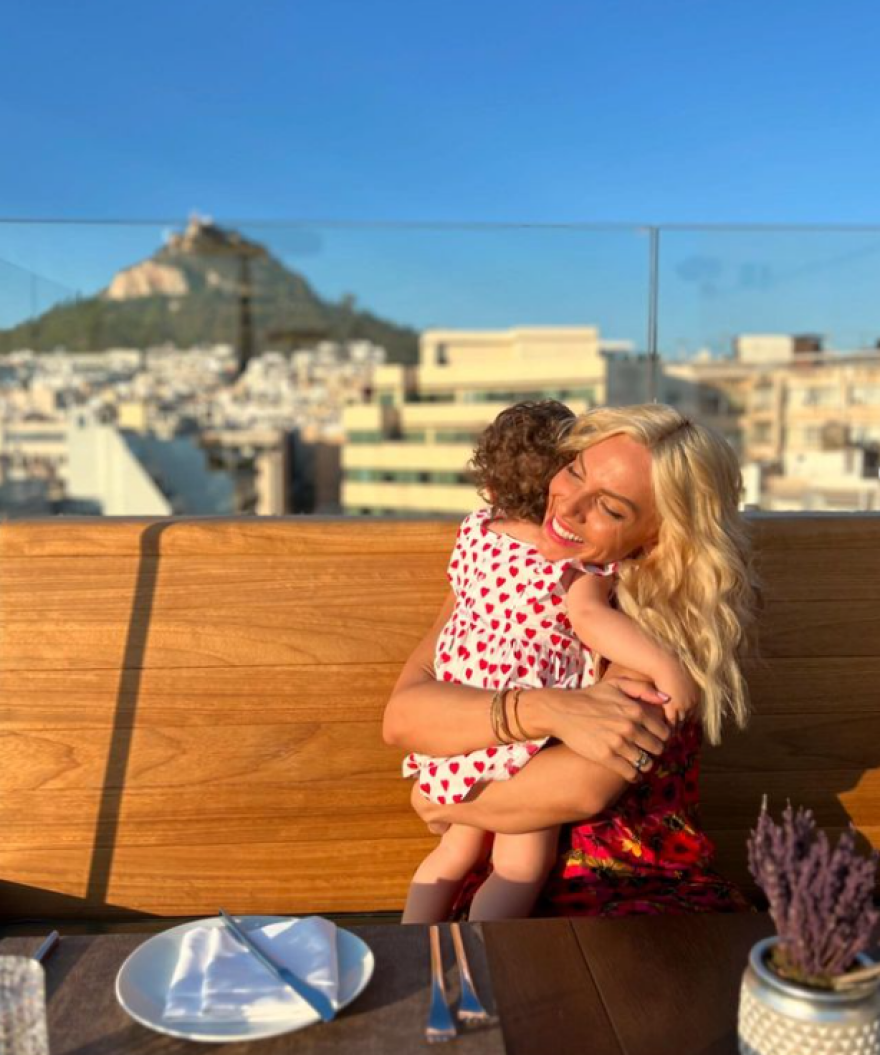 Ιωάννα Μαλέσκου: Αγκαλιά με την κόρη της σε ταράτσα της Αθήνας