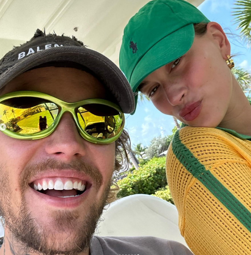 Τζάστιν και Χέιλι Μπίμπερ: Υψώνουν το μεσαίο δάκτυλο σε φωτογραφία που δημοσίευσαν και το Instagram αντιδρά