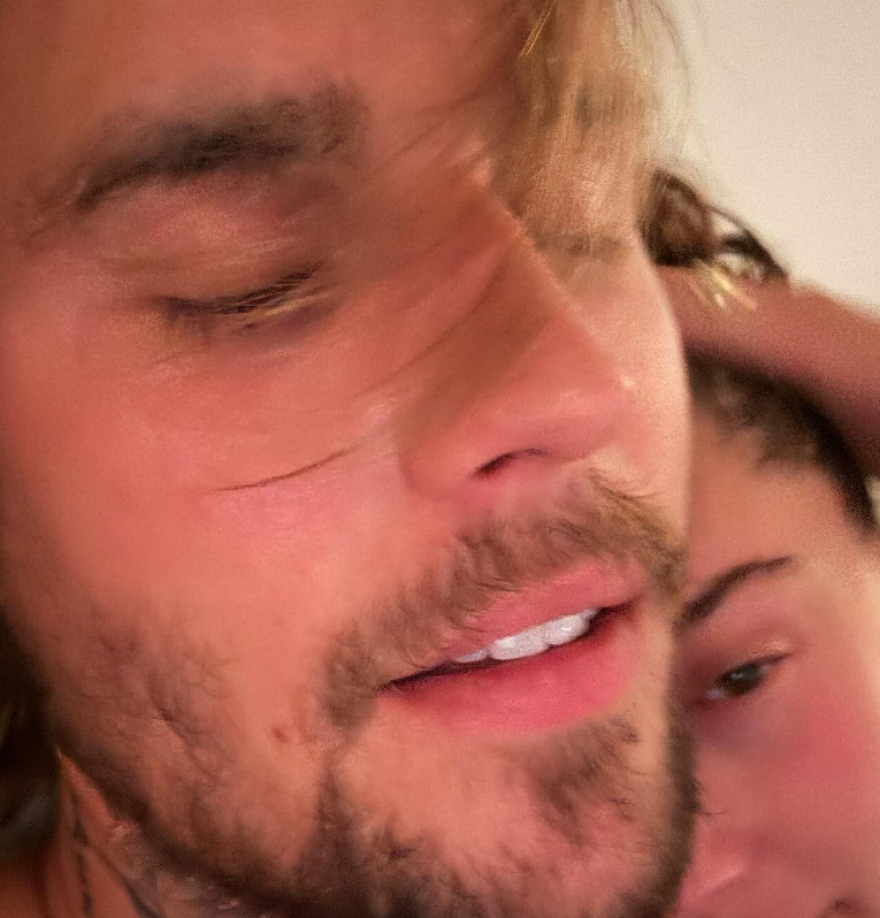 Τζάστιν και Χέιλι Μπίμπερ: Υψώνουν το μεσαίο δάκτυλο σε φωτογραφία που δημοσίευσαν και το Instagram αντιδρά