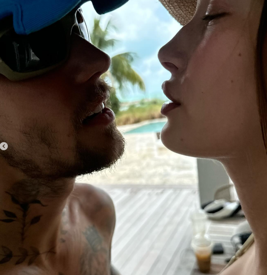 Τζάστιν και Χέιλι Μπίμπερ: Υψώνουν το μεσαίο δάκτυλο σε φωτογραφία που δημοσίευσαν και το Instagram αντιδρά