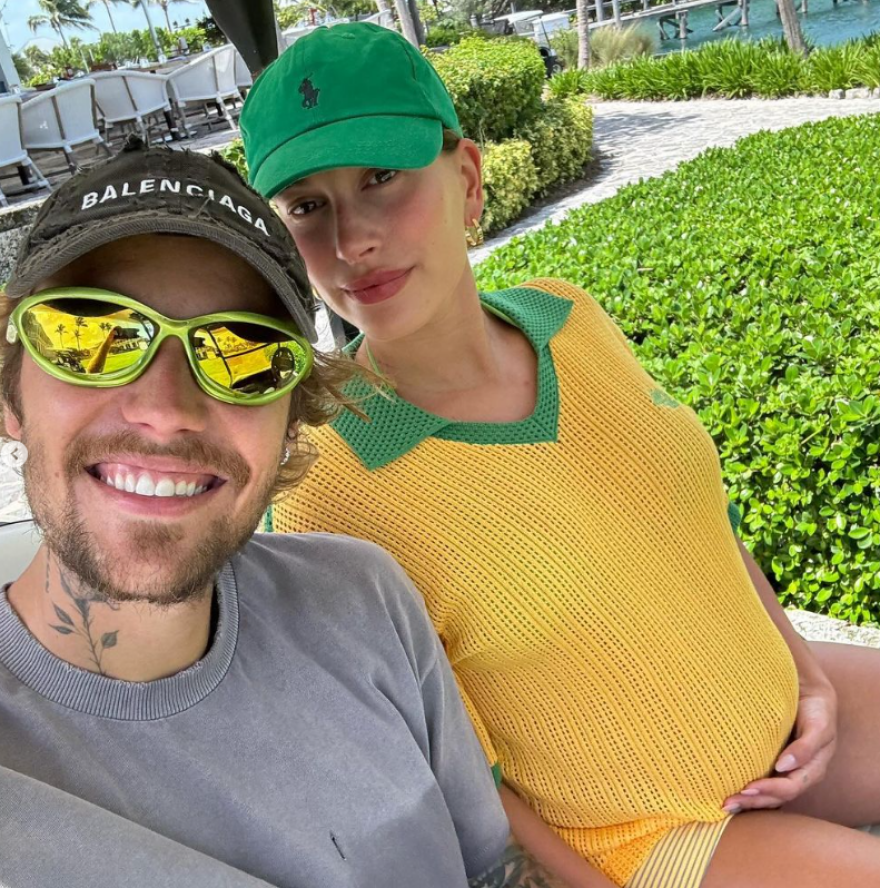 Τζάστιν και Χέιλι Μπίμπερ: Υψώνουν το μεσαίο δάκτυλο σε φωτογραφία που δημοσίευσαν και το Instagram αντιδρά