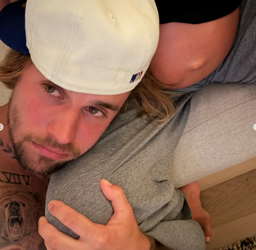 Τζάστιν και Χέιλι Μπίμπερ: Υψώνουν το μεσαίο δάκτυλο σε φωτογραφία που δημοσίευσαν και το Instagram αντιδρά