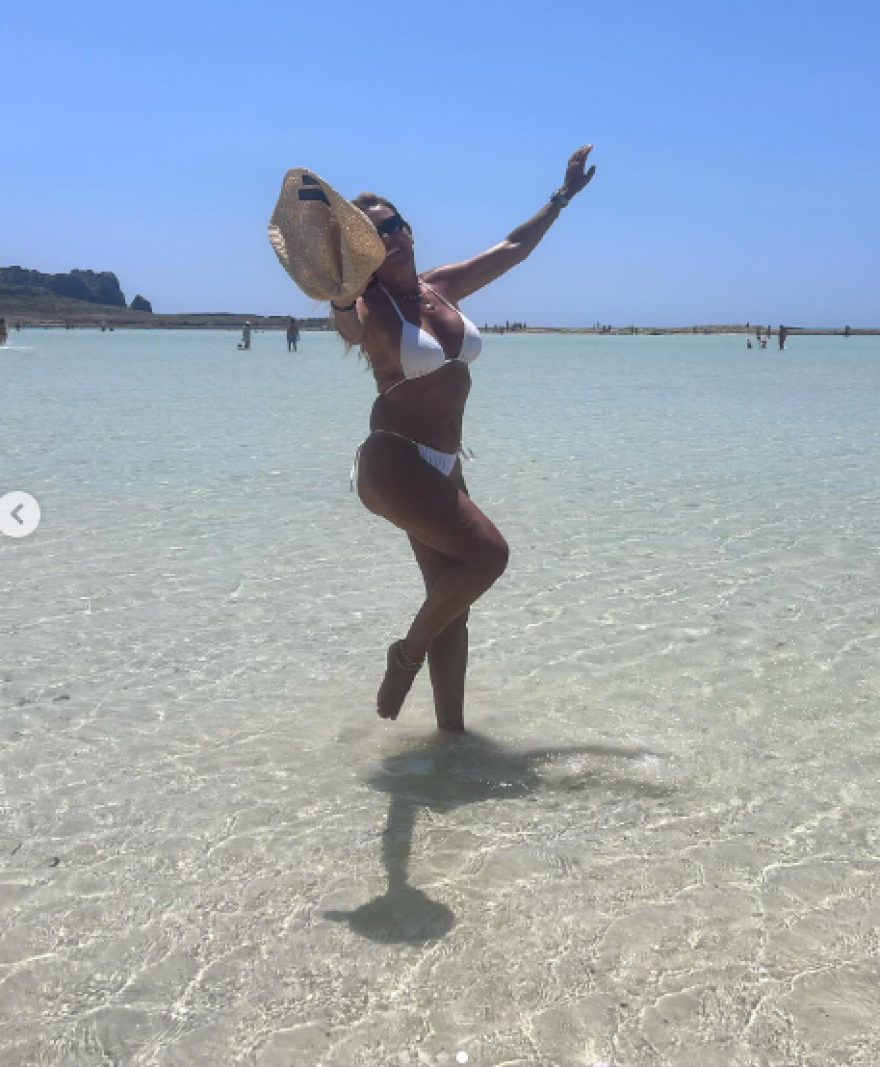 Χριστίνα Παππά: Κάνει διακοπές στα Χανιά και φωτογραφίζεται με λευκό μπικίνι