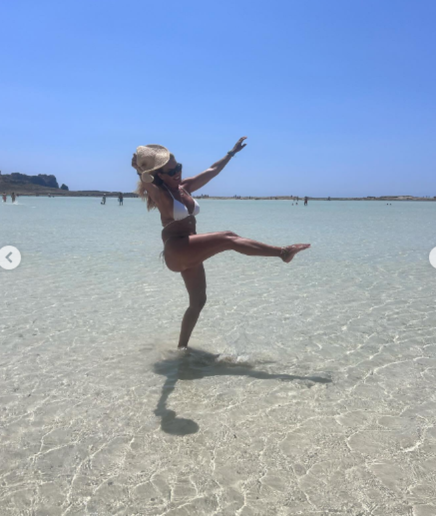 Χριστίνα Παππά: Κάνει διακοπές στα Χανιά και φωτογραφίζεται με λευκό μπικίνι