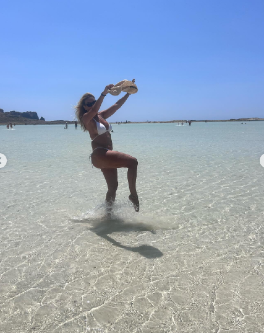 Χριστίνα Παππά: Κάνει διακοπές στα Χανιά και φωτογραφίζεται με λευκό μπικίνι