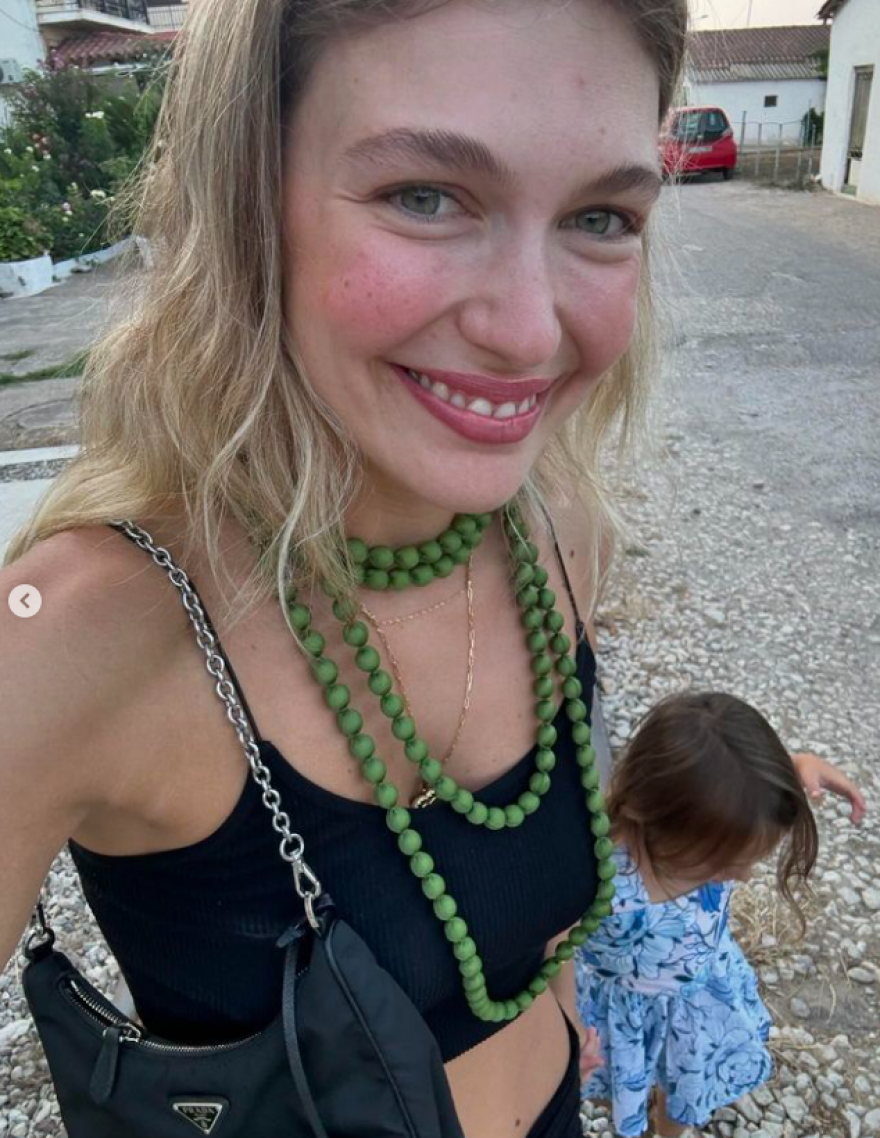 Κλέλια Ανδριολάτου: Πήγε μια βόλτα στο Κατάκολο με το μπικίνι της - Δείτε βίντεο