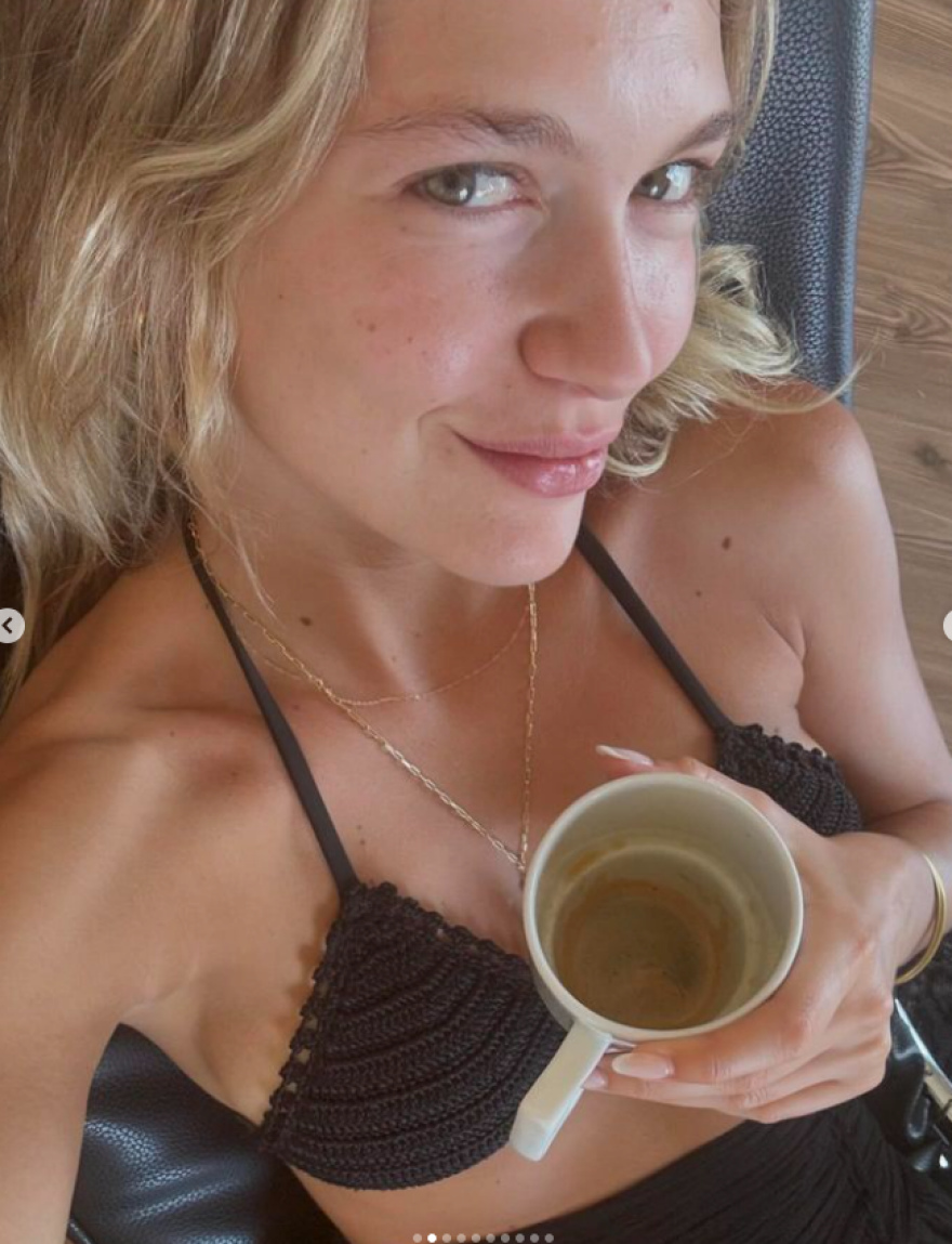 Κλέλια Ανδριολάτου: Πήγε μια βόλτα στο Κατάκολο με το μπικίνι της - Δείτε βίντεο