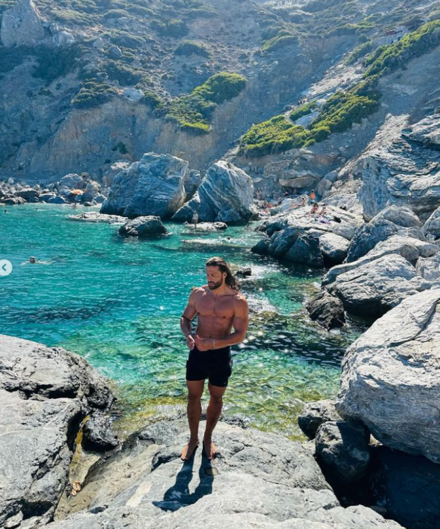 Κωνσταντίνος Βασάλος: Ανέβασε φωτογραφίες από την Αμοργό - Σε είδα με την κοπέλα σου, του σχολίασαν