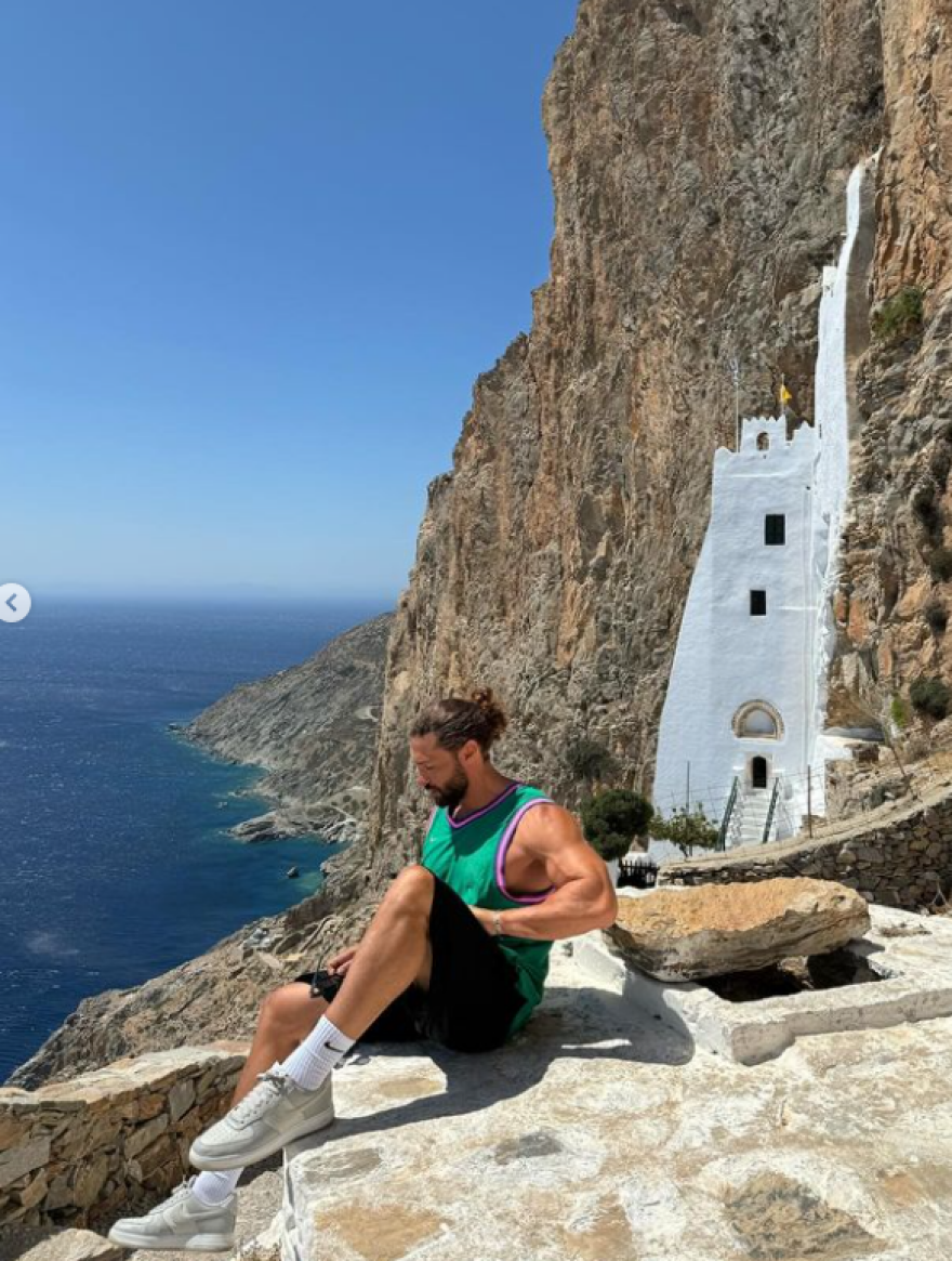 Κωνσταντίνος Βασάλος: Ανέβασε φωτογραφίες από την Αμοργό - Σε είδα με την κοπέλα σου, του σχολίασαν