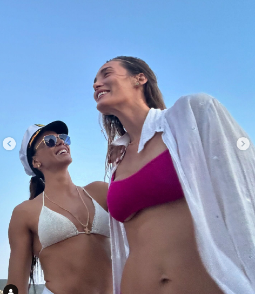 Ειρήνη Παπαδοπούλου: Ποζάρει από τη Ζάκυνθο σε ρόλο καπετάνισσας